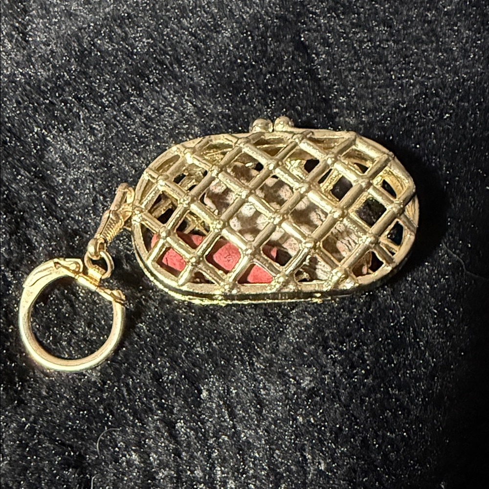 Gold Lattice Keychain with Red Detail - Picture 3 of 4